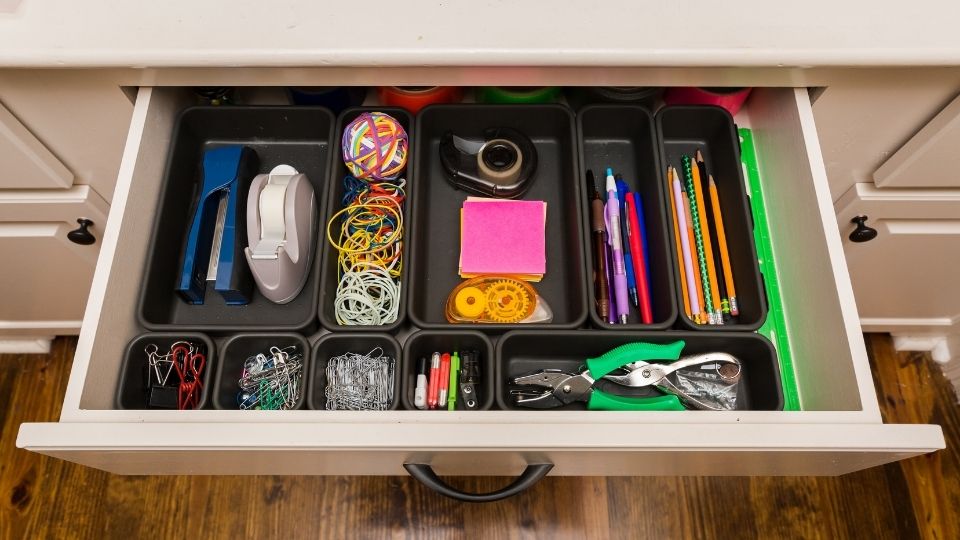 Çalışma masanızın çekmecelerini organize ederek daha verimli kullanabilir, ayrıca karmaşanın sebep olacağı mental yorgunluktan kendinizi koruyabilirsiniz.
