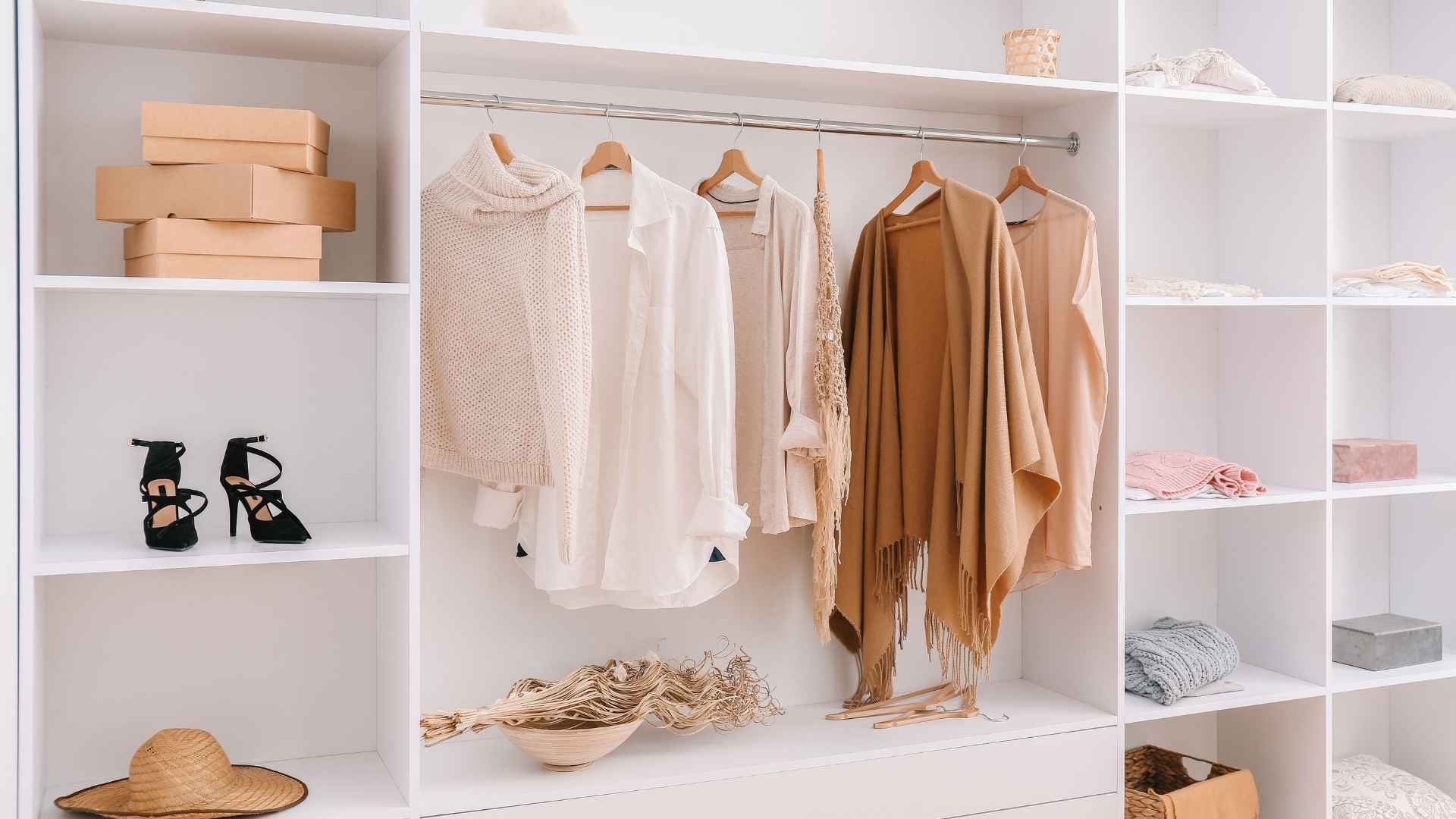 Minimalist Yaşam için Capsule Wardrobe Uygulamaları